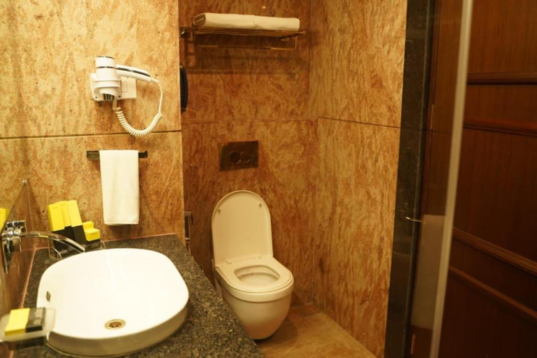 Bathroom 5, Accord Chrome, Kancheepuram