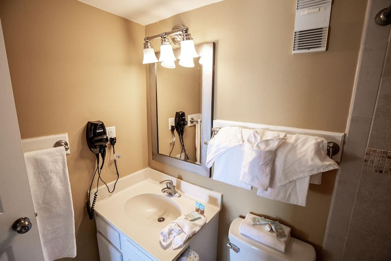 Bathroom 4, Atalaya Towers, Georgetown