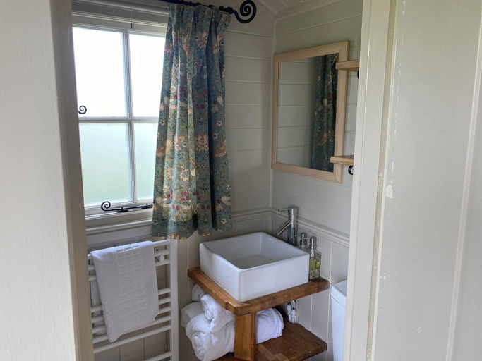 Bathroom 4, Dawn Chorus Holidays, Suffolk