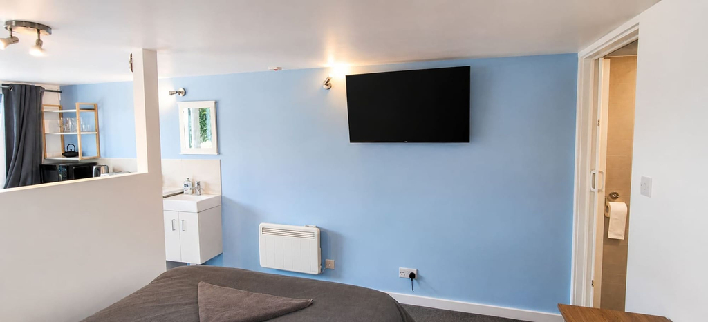 Room 4, Modern Windsor Studio Near Windsor Racecourse, Slough