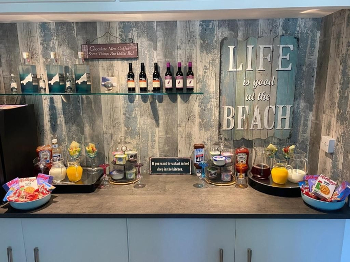 Food & Drinks 4, Toppesfield House, Cornwall