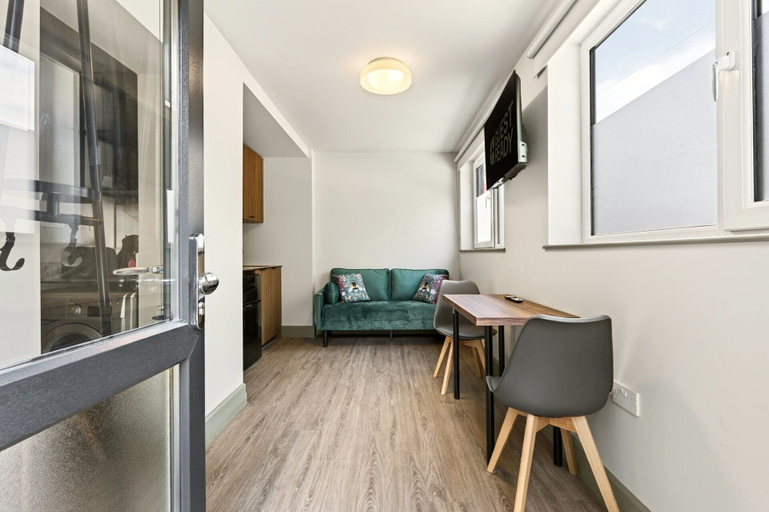 Room 3, Guestready - The Bridge - Wealdstone, London