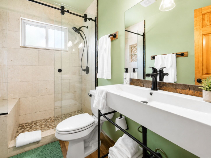 Bathroom 3, Pinecone Ridge, San Bernardino