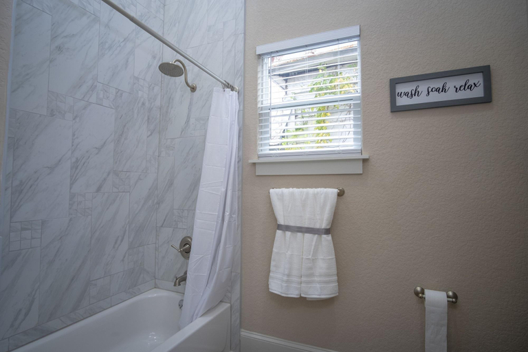 Bathroom 4, Brand NEW Large Impressive House Near Downtown!, Bexar