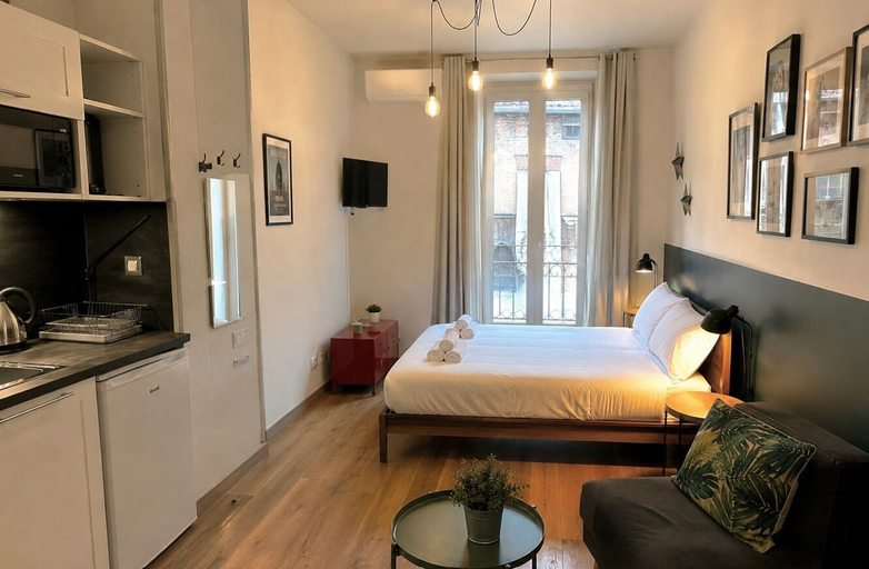 Room 2, 2 Flats Combined - near Central Station, Milano