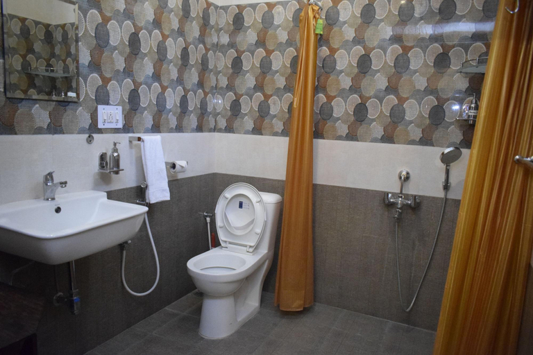 Bathroom 4, Dumas Guest House, Puducherry