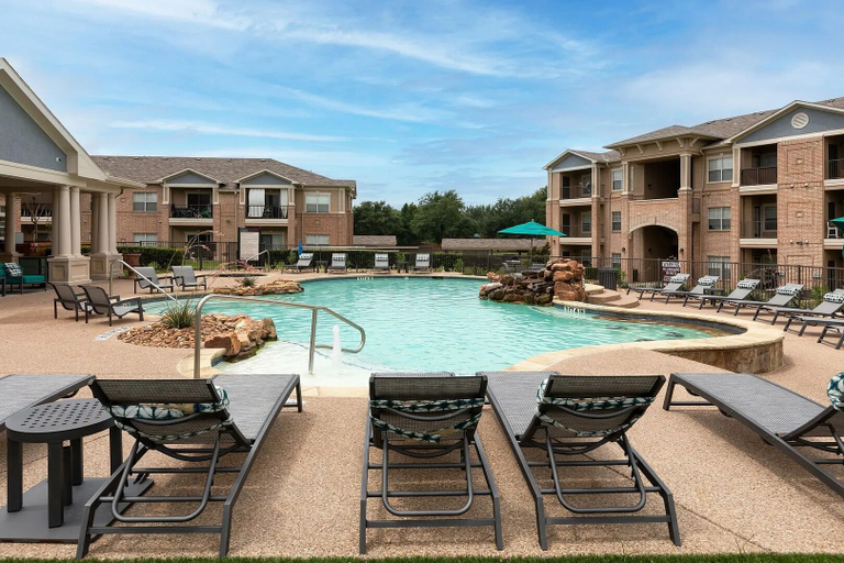 Outdoor pool 4, Landing Stunning 1bd, Gym, Collin