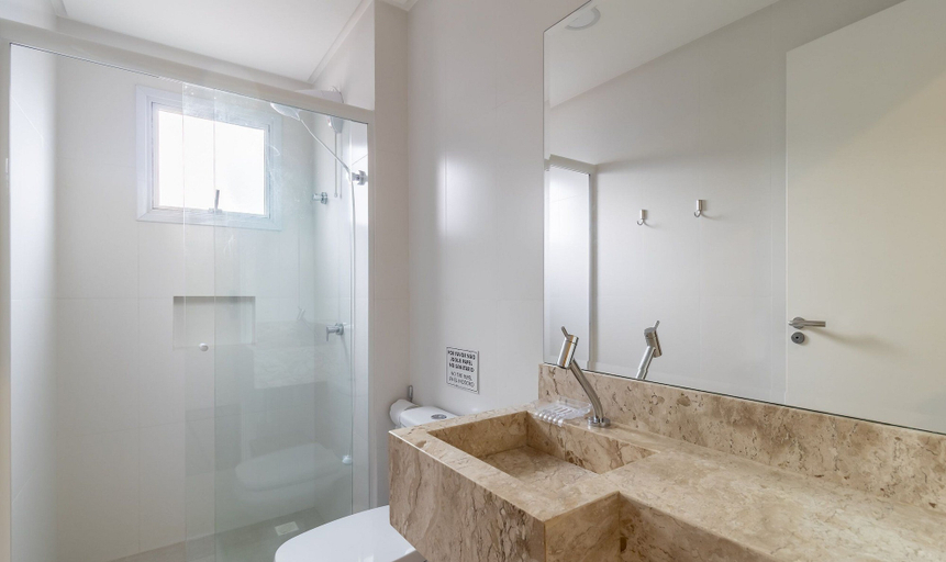 Bathroom 2, Apt w/ Jacuzzi 350m From Sea in Bombinhas Vec117, Bombinhas