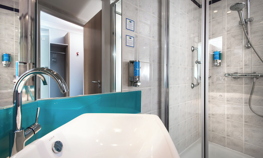Bathroom 5, Holiday Inn Express GLASGOW AIRPORT by IHG, Renfrewshire