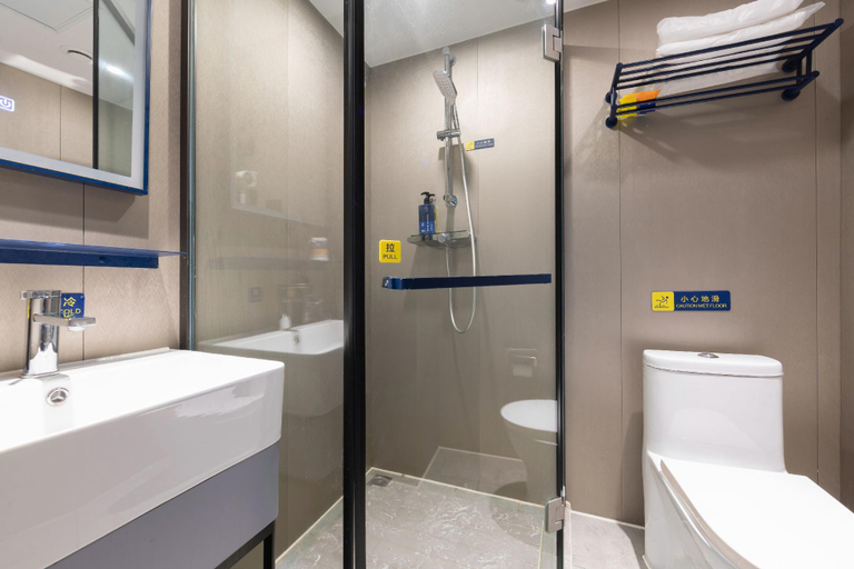 Bathroom 4, 7 Days Inn Beijing Bird Nest National Exhibition Center, Beijing