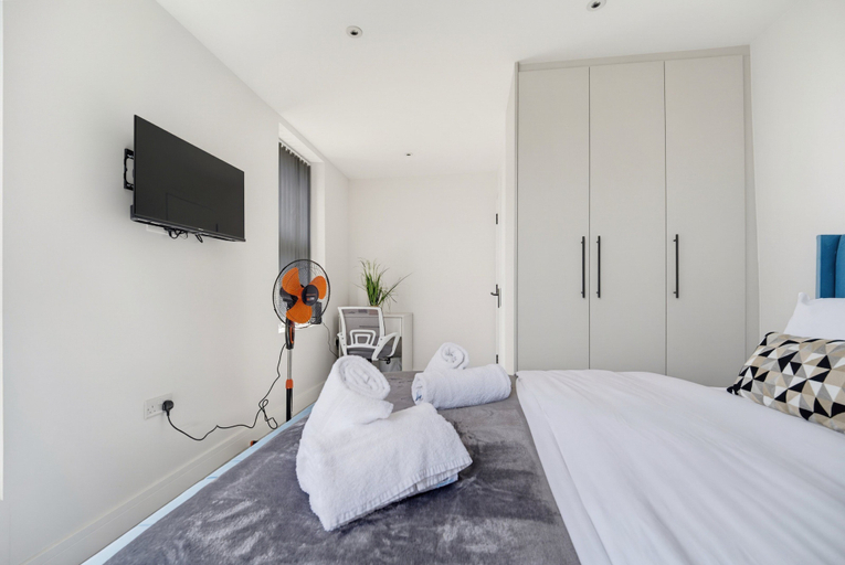 Room 1, 2-Bed with Balcony in Northfields -Apt 2, London