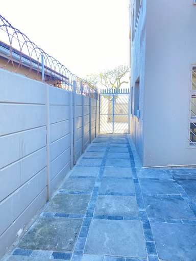 Property grounds 4, Accessible 1-Bedroom Apartment in Cape Town with Jacuzzi, City of Cape Town