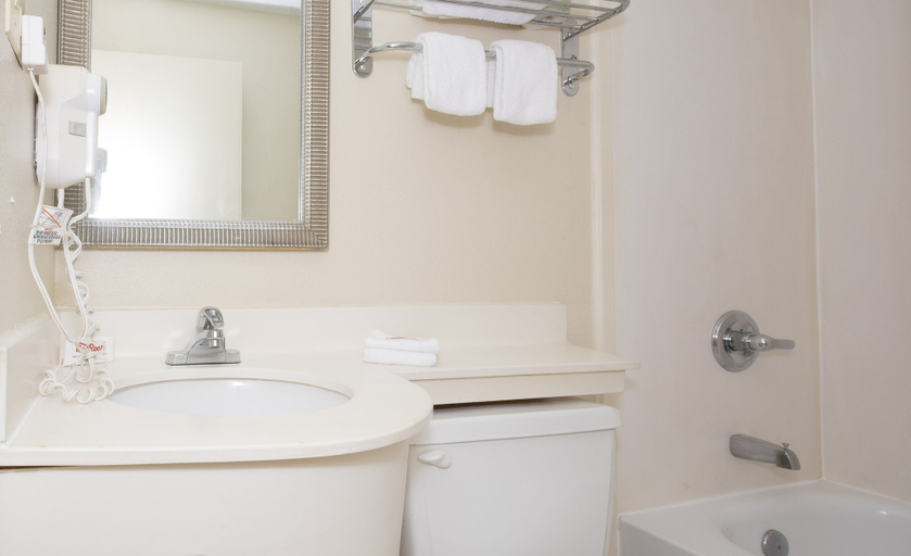 Bathroom 3, Red Roof Inn Columbus - Ohio State Fairgrounds, Franklin