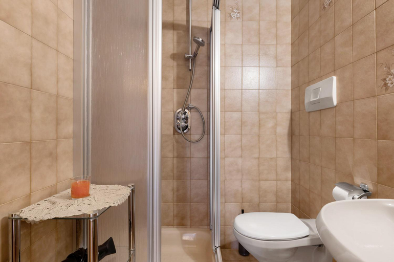 Bathroom 3, Schnellehof, Bolzano