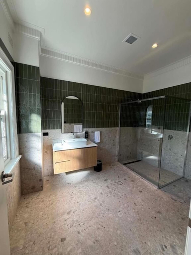 Bathroom 2, Tourist Hotel Queanbeyan, Queanbeyan