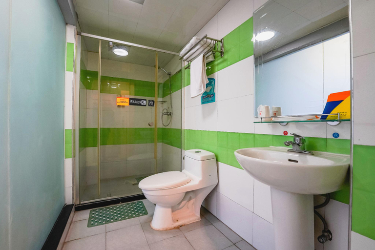 Bathroom 3, 7 Days Inn Nanchang Bayi Square Railway Station, Nanchang