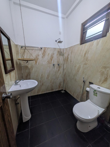 Bathroom, Sundance Surf Coconut Point, Weligama