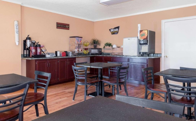 Food & Drinks 5, Silver Spur Vintage Inn & Suites, Ford
