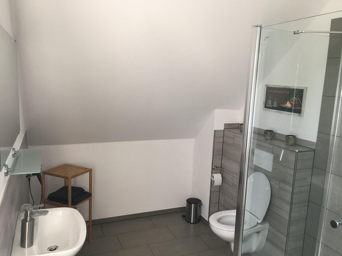 Bathroom 4, Zimmer Adelheid, Celle
