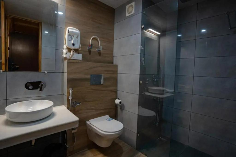Bathroom, The Khar Manali, Kullu