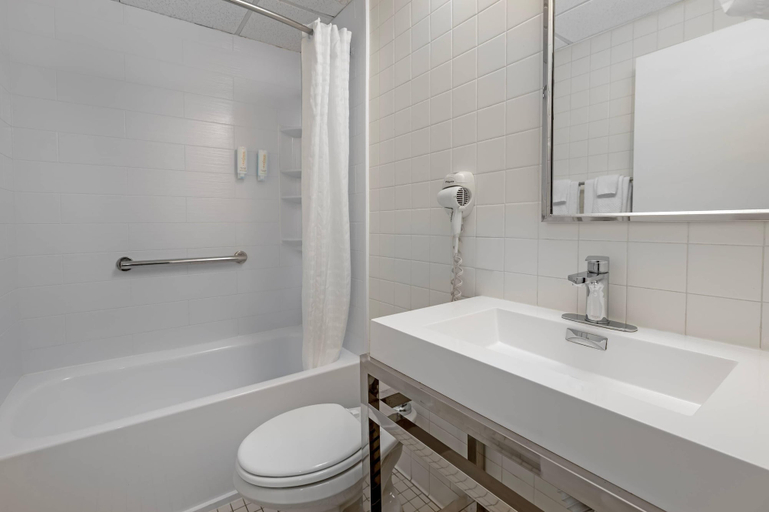 Bathroom 4, Econo Lodge Hicksville - Long Island, Nassau