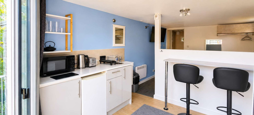 Room 3, Modern Windsor Studio Near Windsor Racecourse, Slough