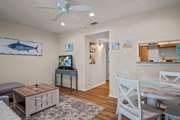 Room 4, Seagull 26- Newly Renovated Close to Beach, Nueces