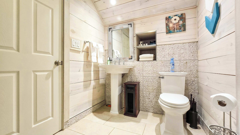 Bathroom 4, Kuhl Gruene Cottages Studio, Comal