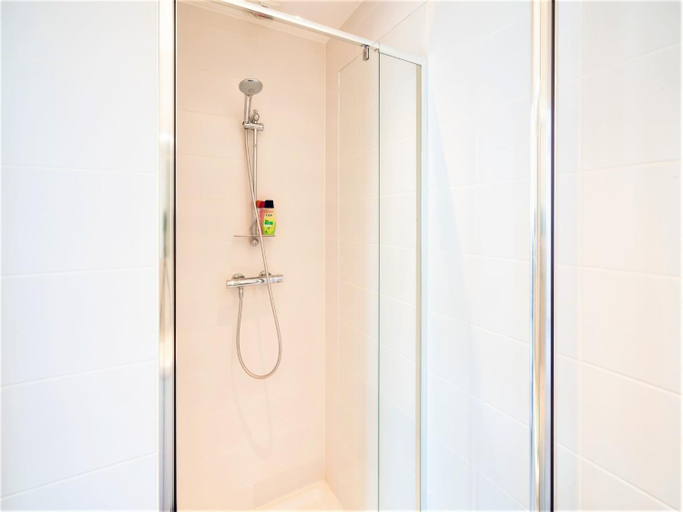 Bathroom 5, City-view apartment for 12 persons, Antwerpen