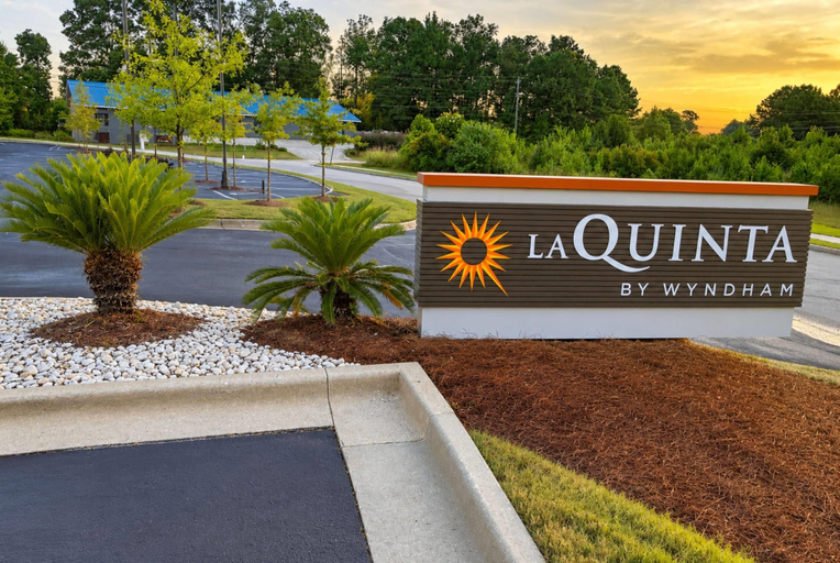 Exterior & Views 2, La Quinta Inn & Suites by Wyndham Auburn - University Area, Lee