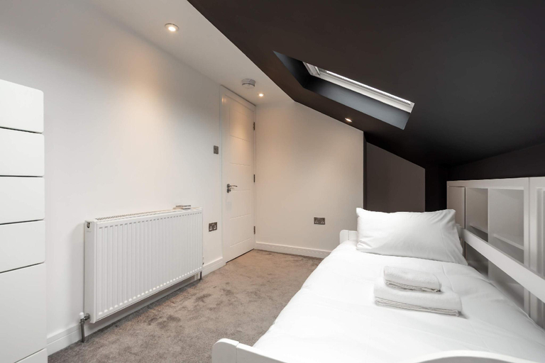 Others 3, Spacious 5 Bedroom Home with Garden in Tooting, London