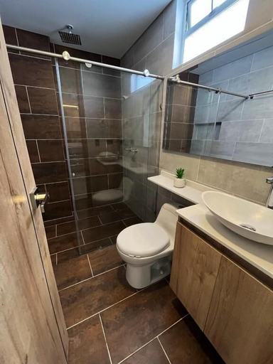 Bathroom 3, California City Hotel, Medellín