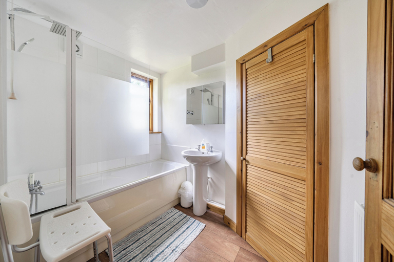 Bathroom 5, 3-bed Barn Eco-lodge on the Tarka Trail, Devon
