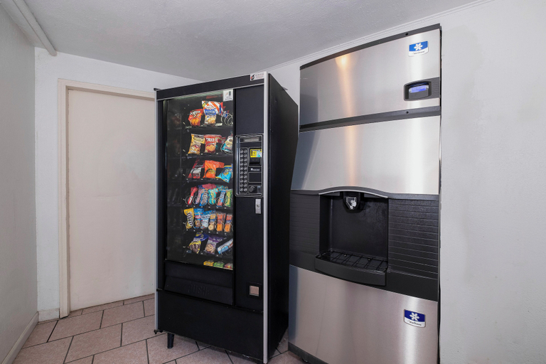 Food & Drinks 4, Red Roof Inn & Suites Cornelius – Lake Norman, Mecklenburg