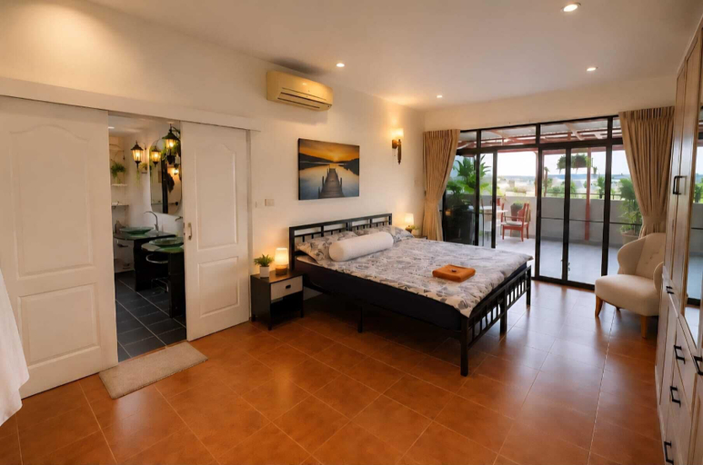 Room 3, Spacious Rooftop Apartment With Terrace, Hua Hin