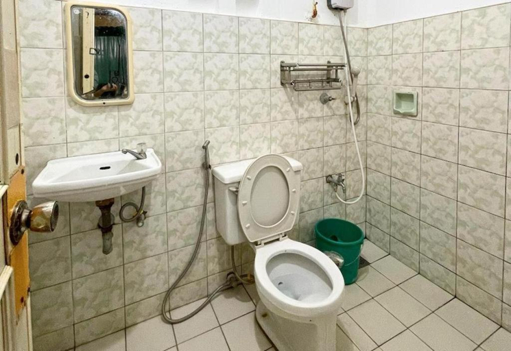 Bathroom 4, White Beach Resort Puerto Galera powered by Cocotel , Puerto Galera