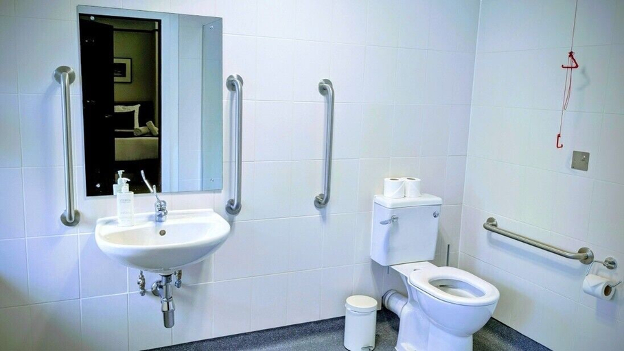 Bathroom 4, West Court - Cambridge - Campus Accommodation, Cambridgeshire