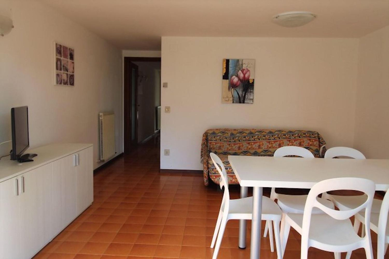 Shared lounge/TV area