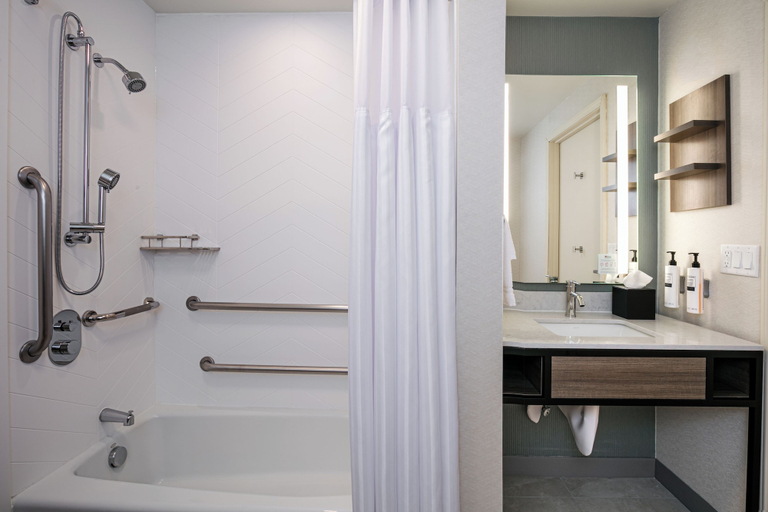 Bathroom 4, Hilton Garden Inn Tri-Cities/Kennewick, Benton