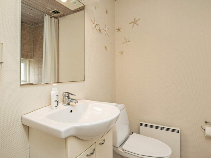 Bathroom, Cozy Holiday Home in Ã†rÃ¸skÃ¸bing near Sea, Ærø