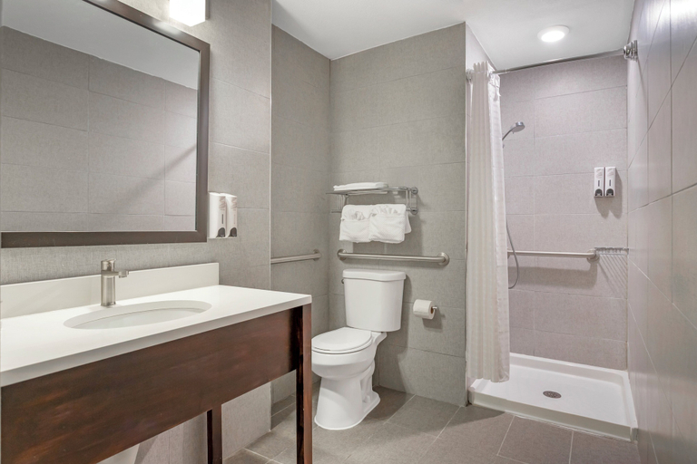Bathroom 4, Red Roof Inn PLUS+ Brooklyn - 3rd Ave, New York