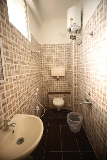 Bathroom 5, Lishikaas Inn, Viluppuram