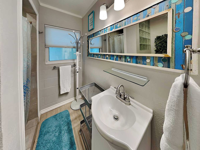 Bathroom, Harbor Lights Cottages #3 by Miss Kitty’s, Aransas