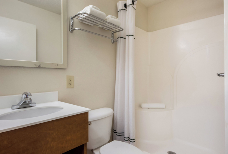 Bathroom 3, HomeTowne Studios by Red Roof Dallas - Mesquite, Dallas
