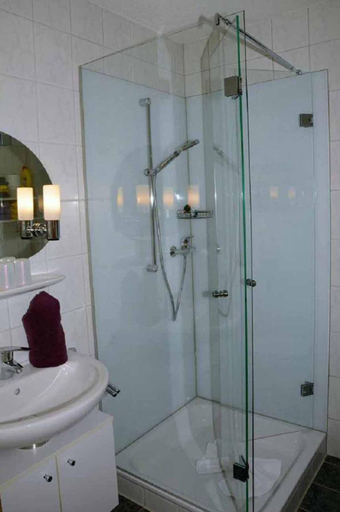 Bathroom 1, Beim Beckerbauern, Straubing-Bogen