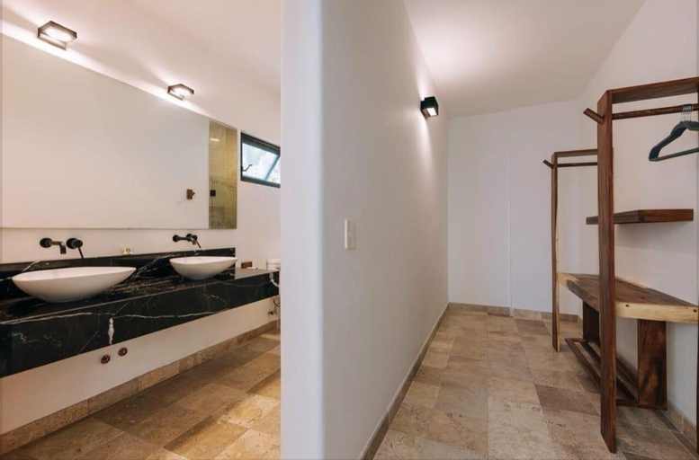 Bathroom 5, Casa Alkhuzamaa, José Azueta