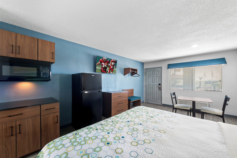 Bedroom 3, HomeTowne Studios by Red Roof San Antonio E - Frost Bank Center, Bexar