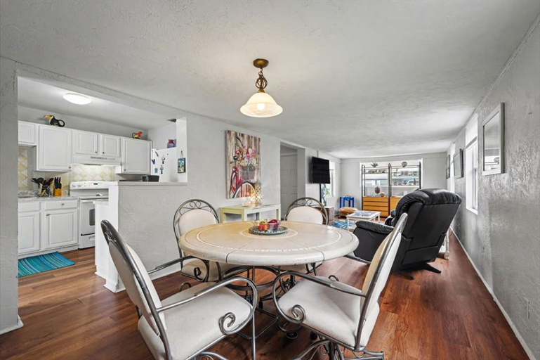 Room 2, Sea Turtle Bungalow Just 200 Ft to the Beach, Volusia