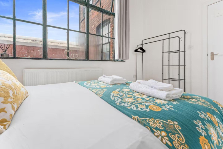 Room 5, 3 Bedroom Apt at Birmingham J Q With Parking, Birmingham