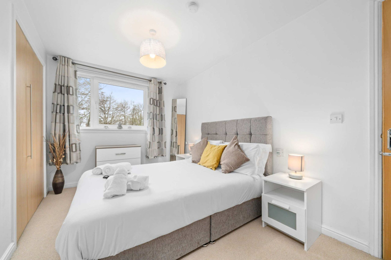 Room 2, Sleek 2BR Edinburgh Near Murrayfield Sleeps 4, Edinburgh